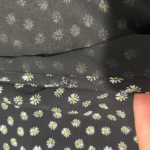 EUC $62 Sanctuary Large Surplice Daisy Print Sheer Sleeve Spring Lightweight Top - Picture 10 of 13